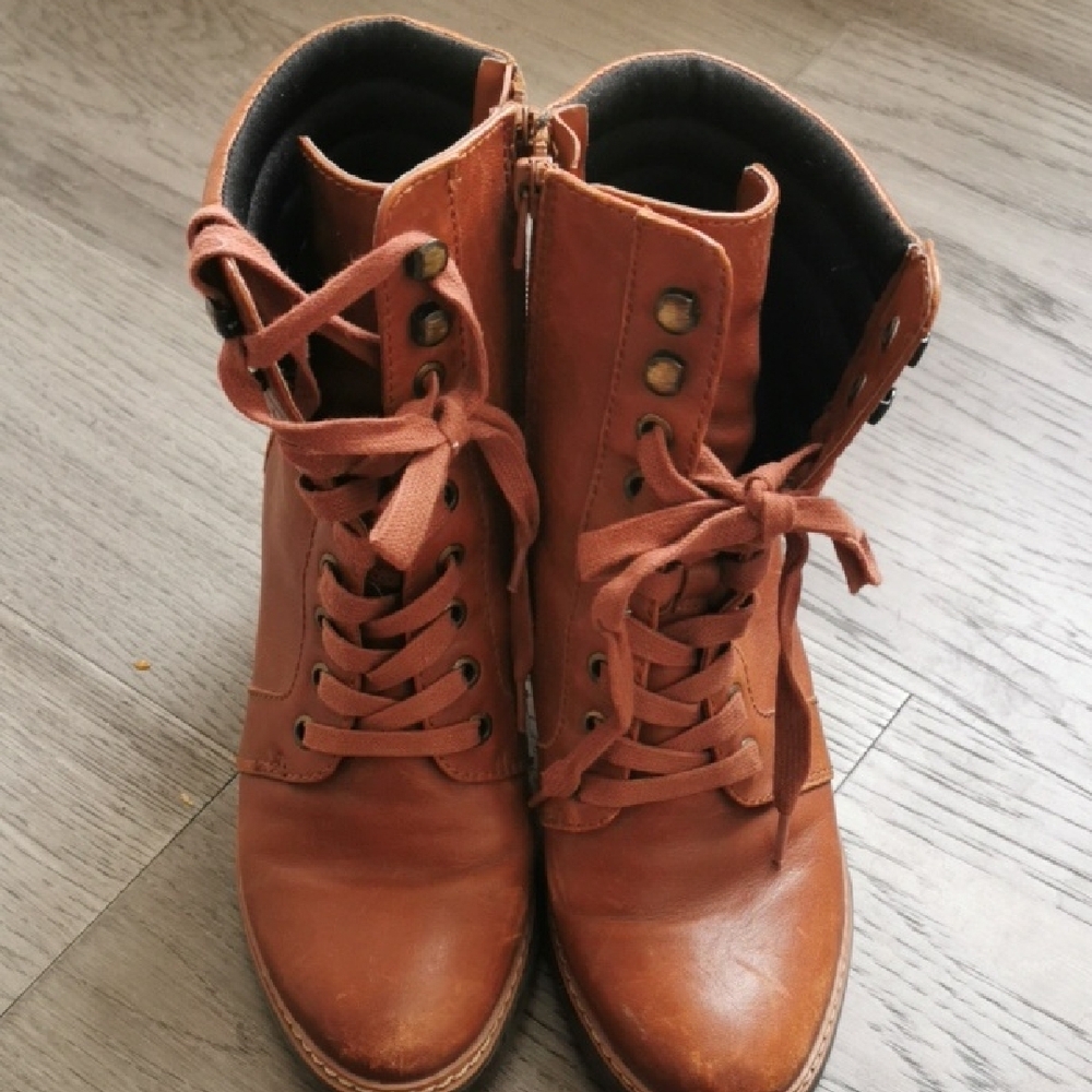 Naturalizer womens Callie platform brown leather booties. Size 6.5"